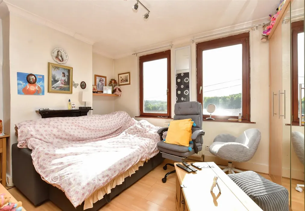 Bedroom 1 - Mount Road, Chatham, Kent - Wards of Kent