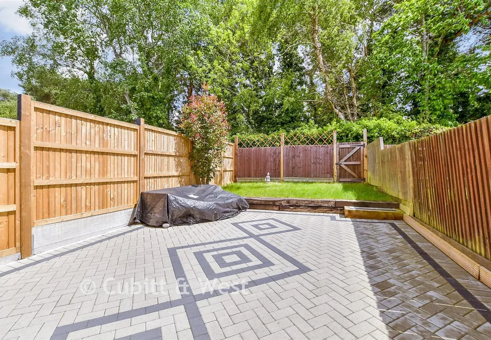 Rear Garden - Binney Court, Crawley, West Sussex - Wards of Kent