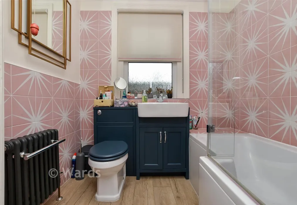 Bathroom - Elms Avenue, Ramsgate, Kent - Wards of Kent