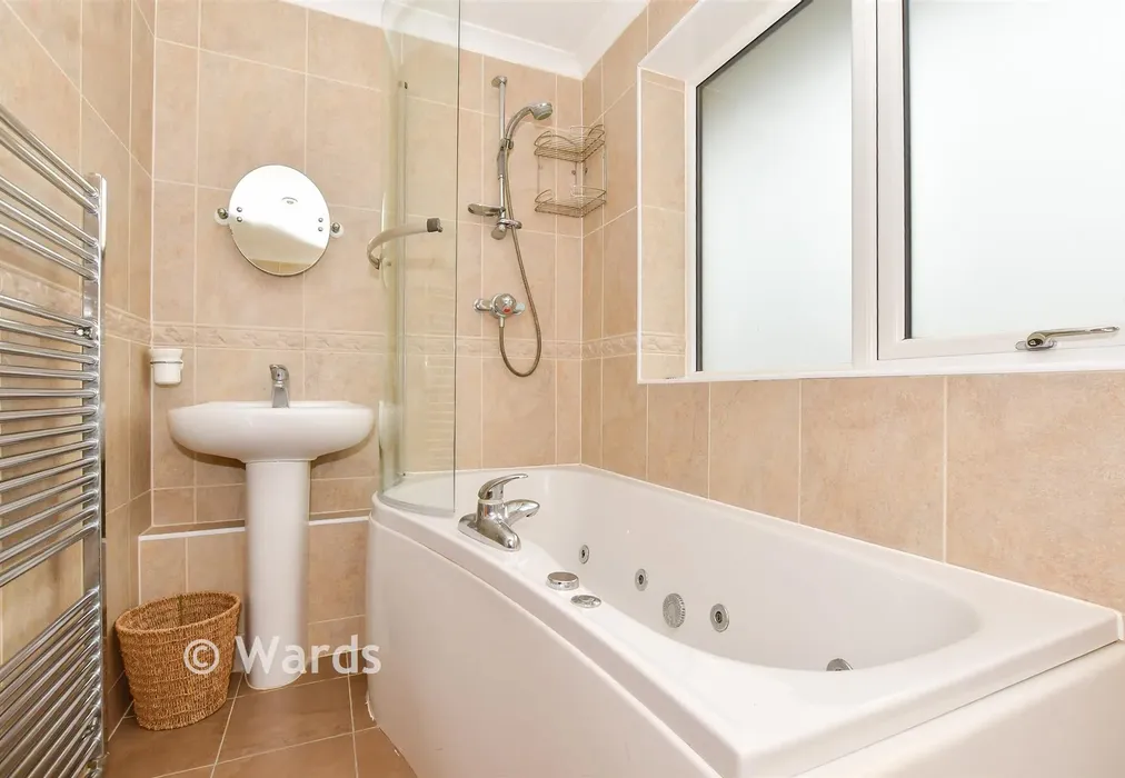 Bathroom - Godwyn Road, Deal, Kent - Wards of Kent
