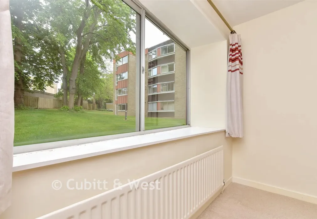 Internal Lifestyle Photograph - White Lodge Close, Sutton, Surrey - Wards of Kent