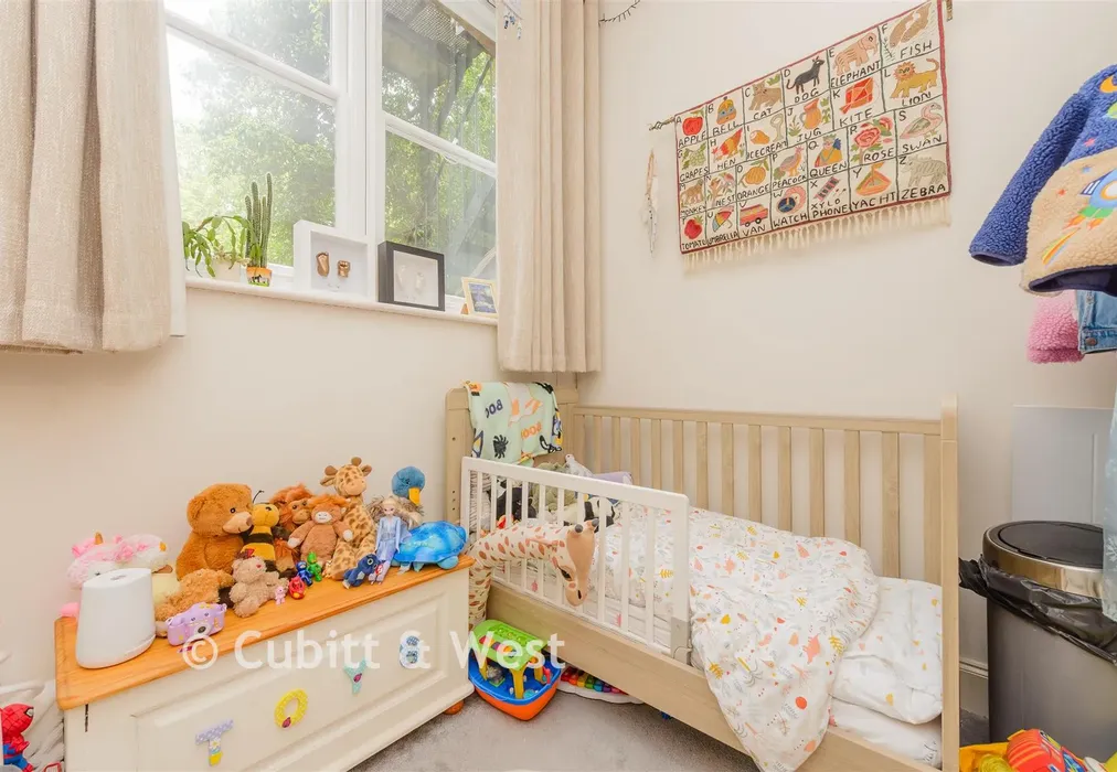 Bedroom 2 - Reigate Hill, Reigate, Surrey - Wards of Kent