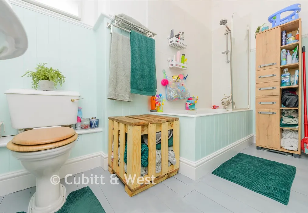 Bathroom - Reigate Hill, Reigate, Surrey - Wards of Kent