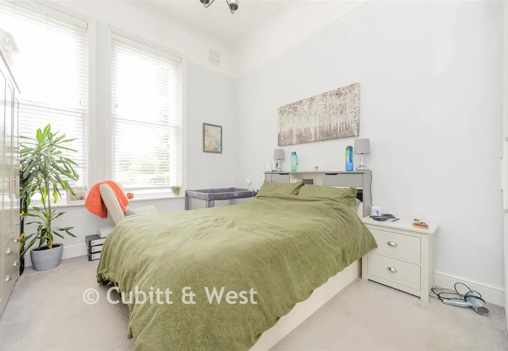 Bedroom 1 - Reigate Hill, Reigate, Surrey - Wards of Kent