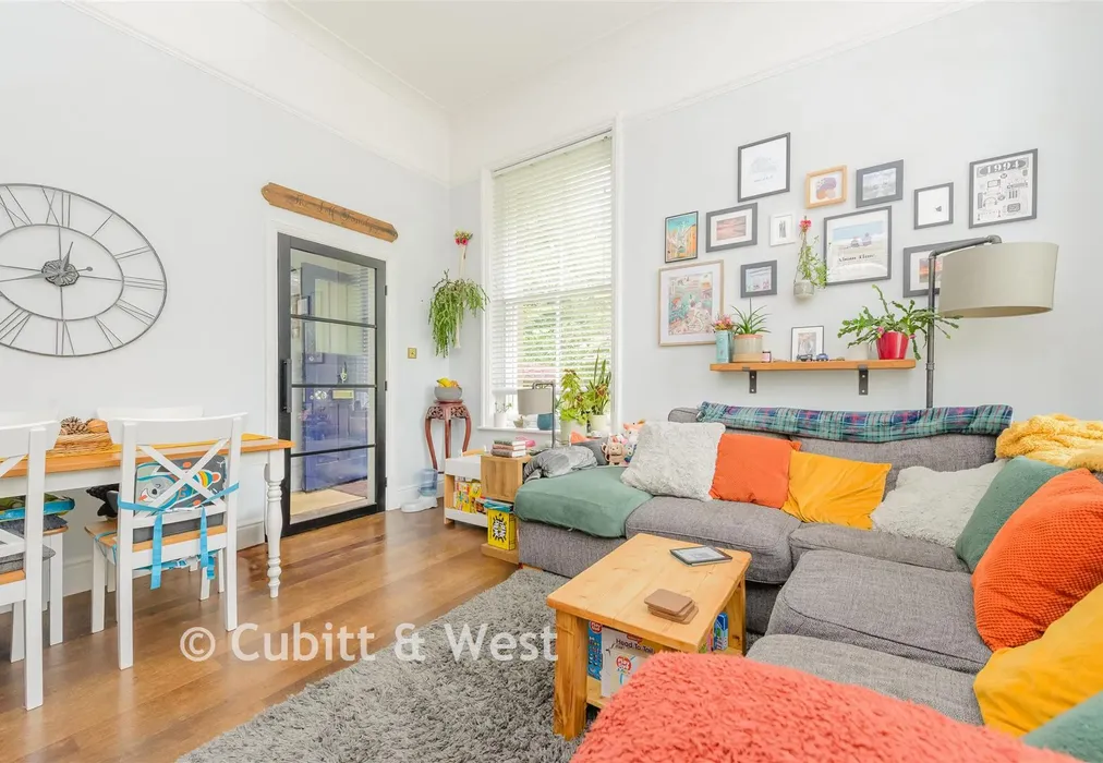Lounge - Reigate Hill, Reigate, Surrey - Wards of Kent