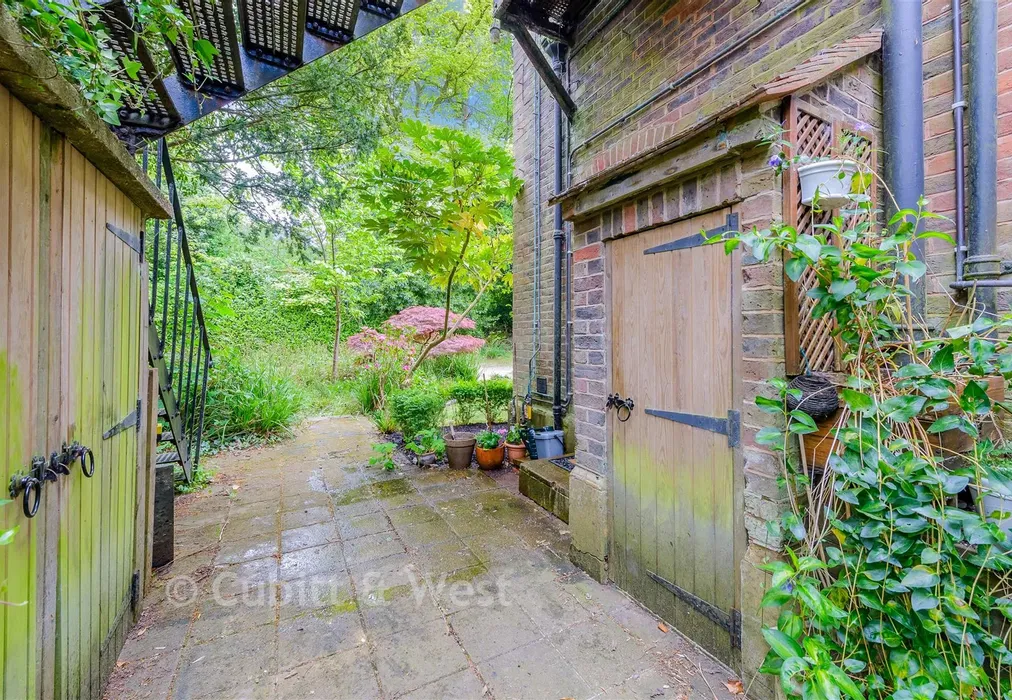 Rear Garden - Reigate Hill, Reigate, Surrey - Wards of Kent