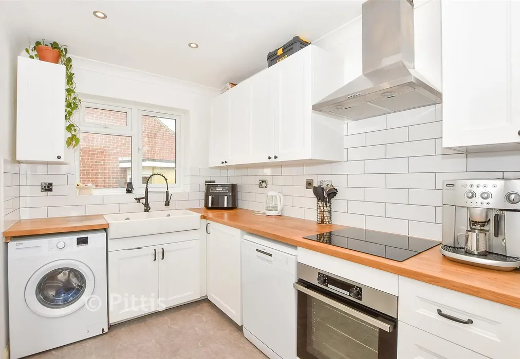 Kitchen - St. Mary's Road, Brading, Isle of Wight - Wards of Kent