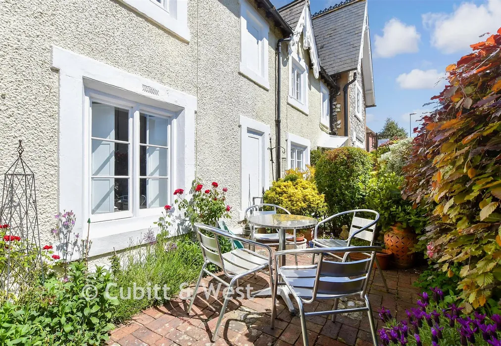 Front Garden - Church Street, Littlehampton, West Sussex - Wards of Kent