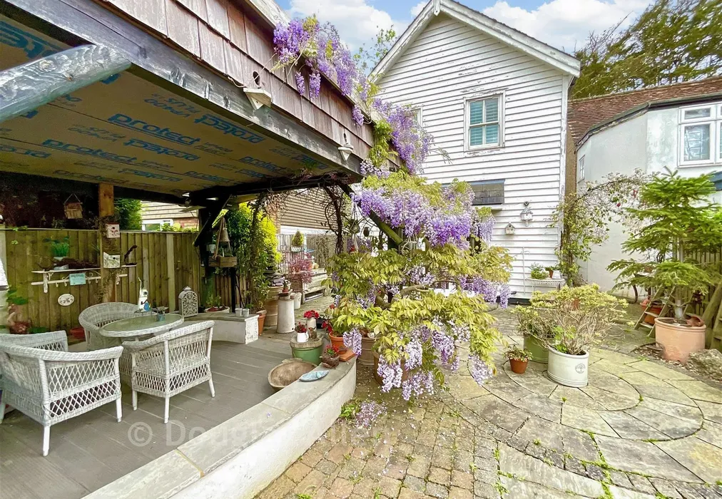 Rear Garden - Gravel Lane, Chigwell, Essex - Wards of Kent