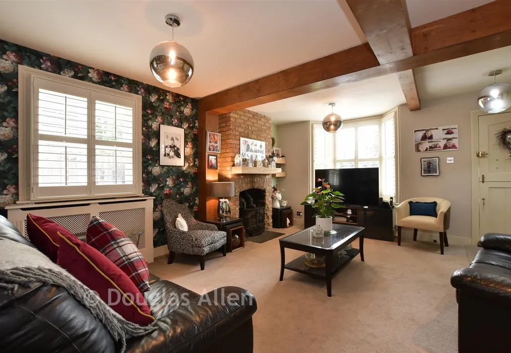 Lounge - Gravel Lane, Chigwell, Essex - Wards of Kent