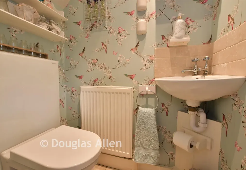 Cloakroom - Gravel Lane, Chigwell, Essex - Wards of Kent