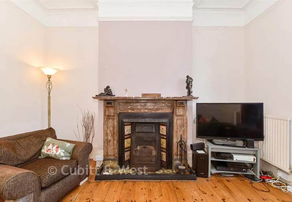 Internal Lifestyle Photograph - Beach Road, Littlehampton, West Sussex - Wards of Kent