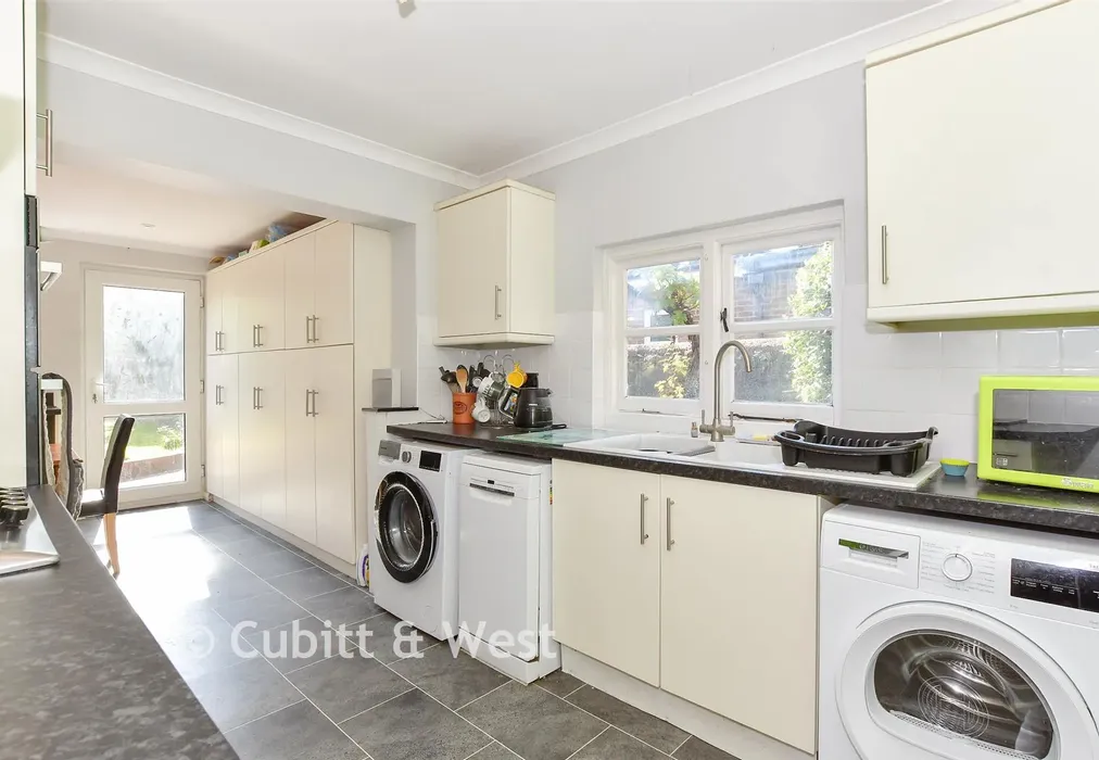 Kitchen - Beach Road, Littlehampton, West Sussex - Wards of Kent