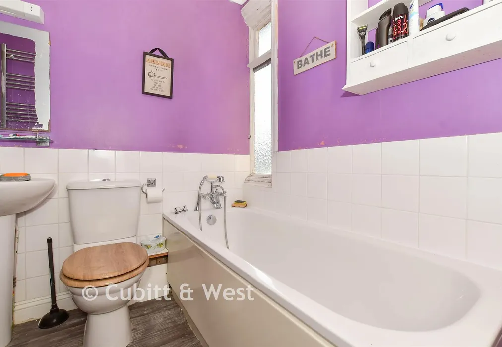 Bathroom - Beach Road, Littlehampton, West Sussex - Wards of Kent