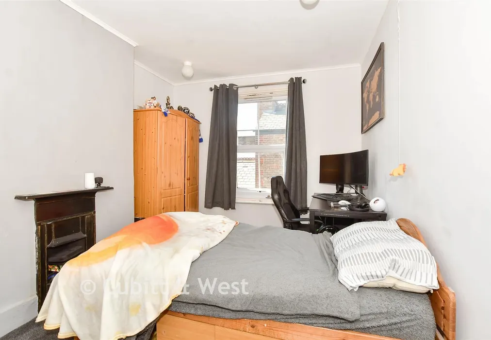 Bedroom 5 - Beach Road, Littlehampton, West Sussex - Wards of Kent