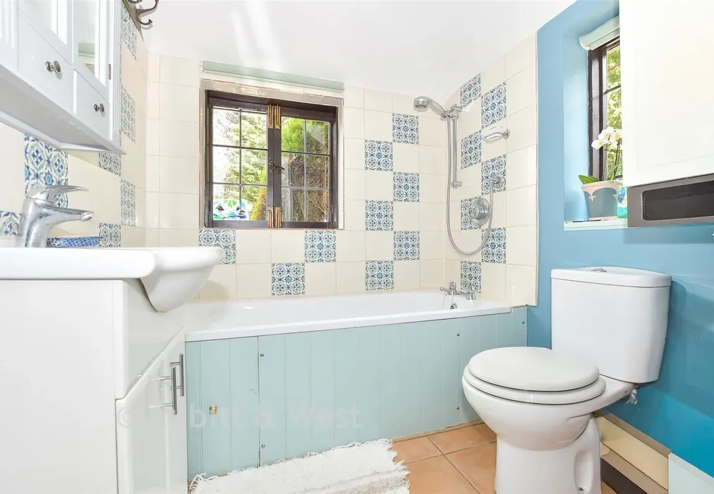 Bathroom - Warren Road, Crowborough, East Sussex - Wards of Kent