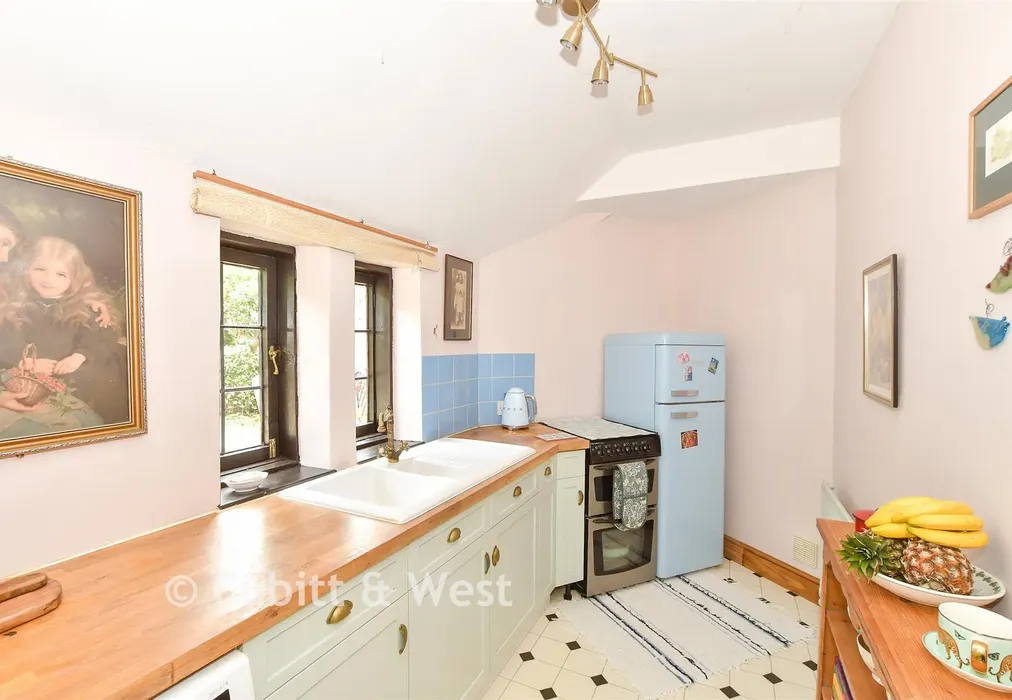 Kitchen - Warren Road, Crowborough, East Sussex - Wards of Kent
