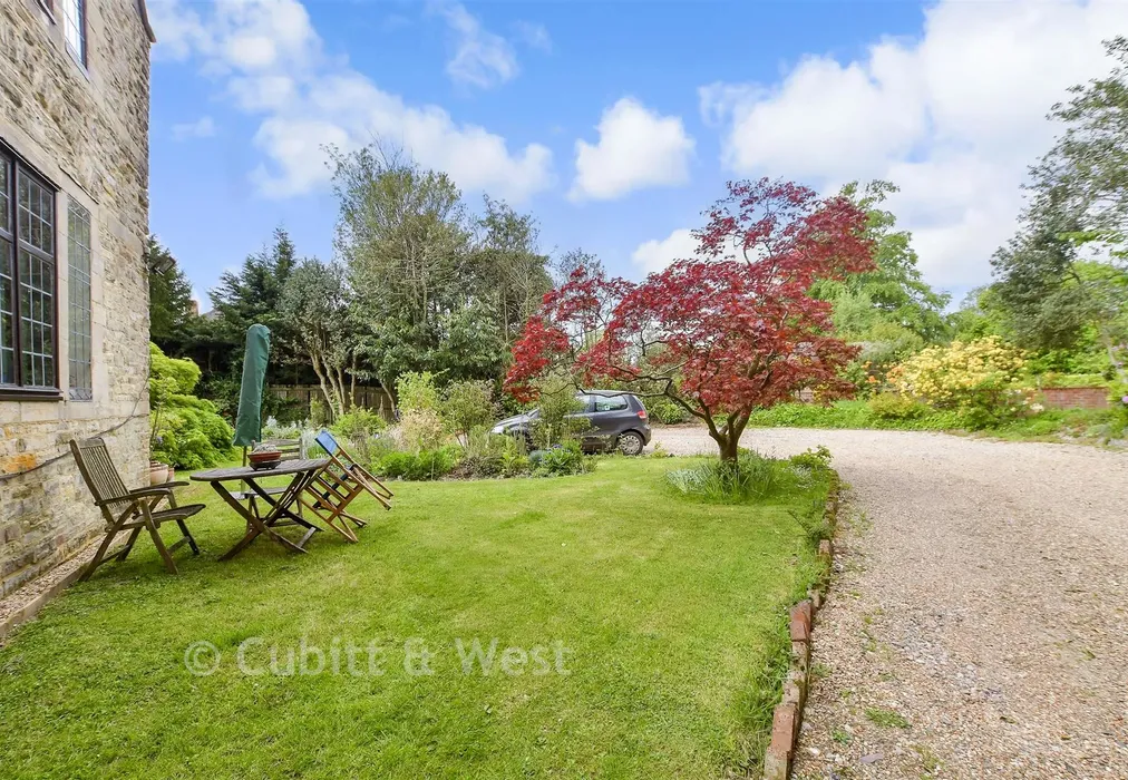 Communal Gardens - Warren Road, Crowborough, East Sussex - Wards of Kent