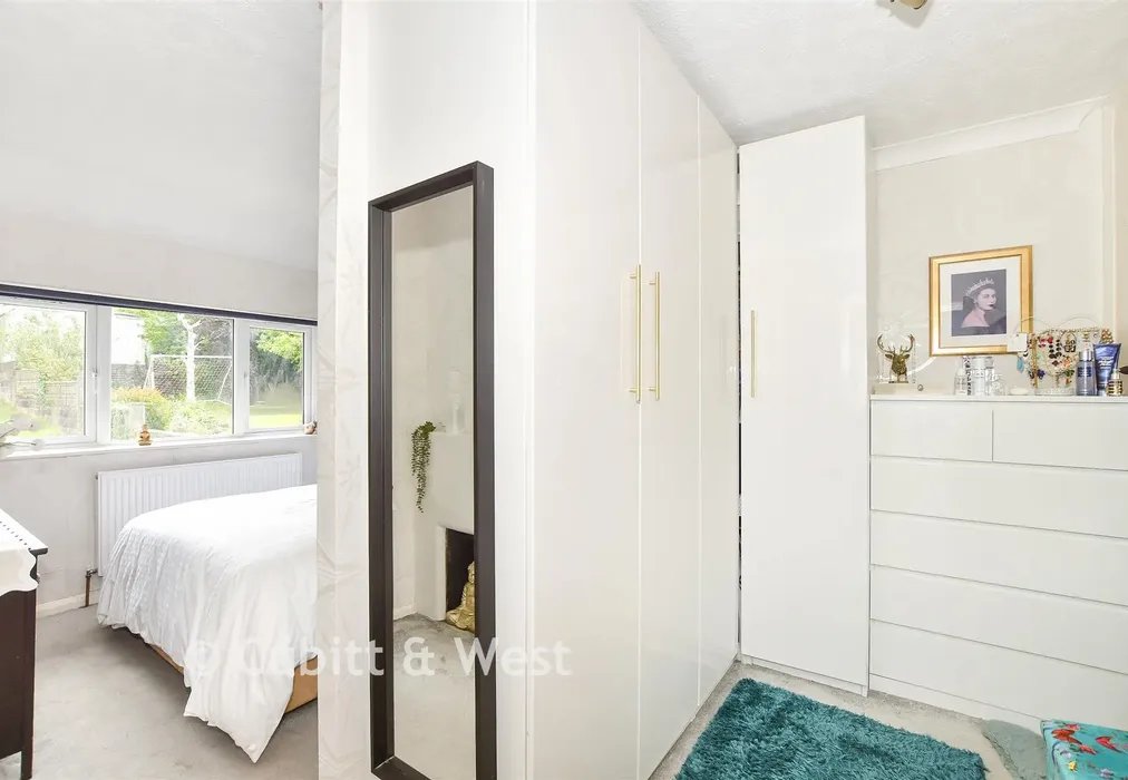 Dressing Area - Fernhurst Crescent, Brighton, East Sussex - Wards of Kent