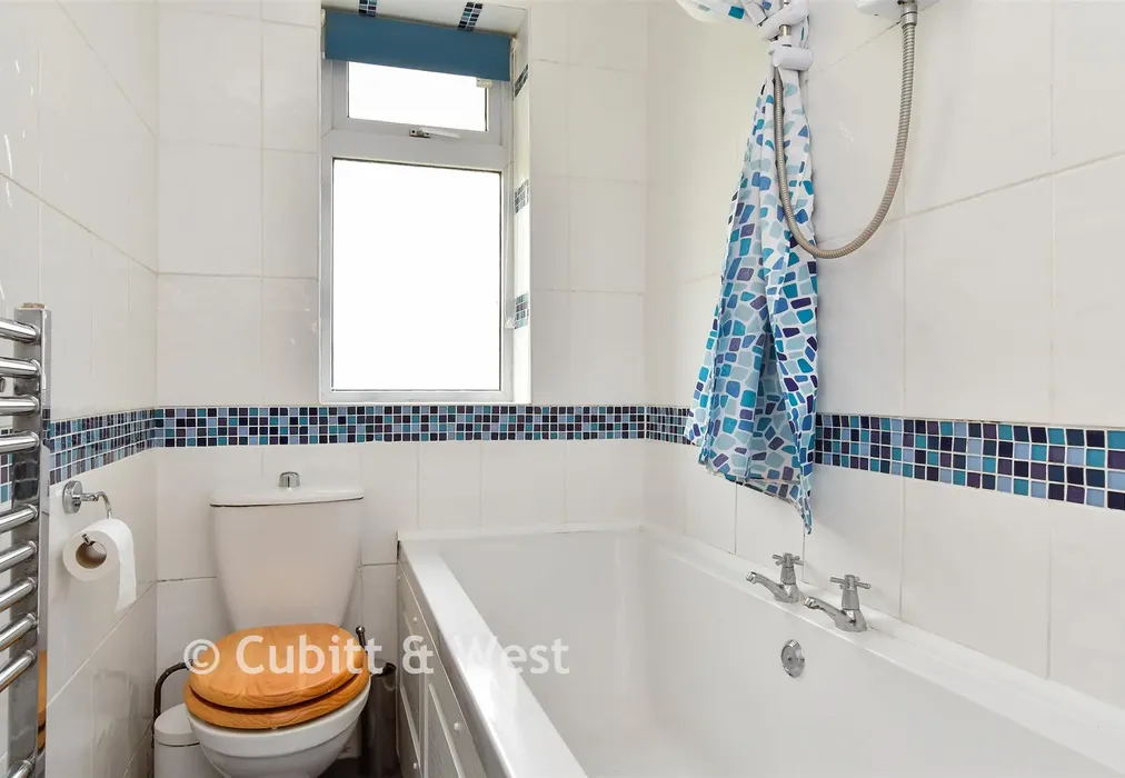 Bathroom - Batemans Road, Woodingdean, Brighton, East Sussex - Wards of Kent