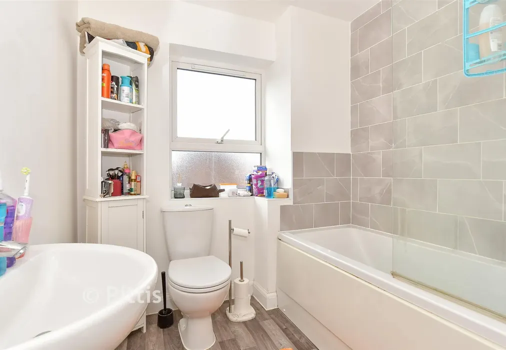 Bathroom - Cromwell Avenue, East Cowes, Isle of Wight - Wards of Kent
