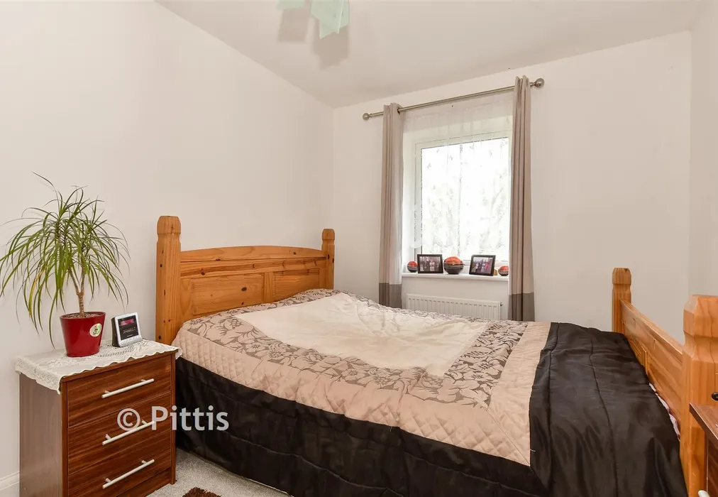 Bedroom 1 - Cromwell Avenue, East Cowes, Isle of Wight - Wards of Kent