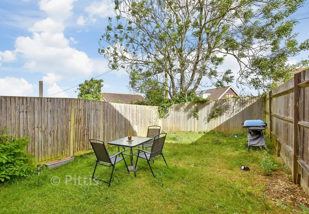 Rear Garden - Cromwell Avenue, East Cowes, Isle of Wight - Wards of Kent