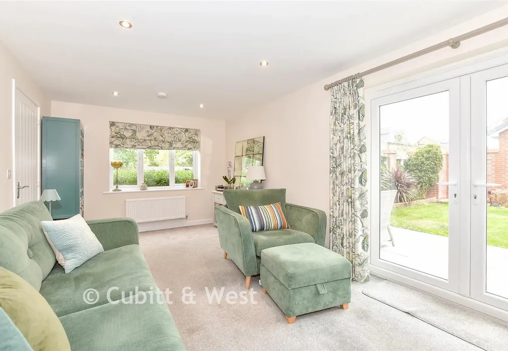 Lounge - Turret Avenue, Havant, Hampshire - Wards of Kent