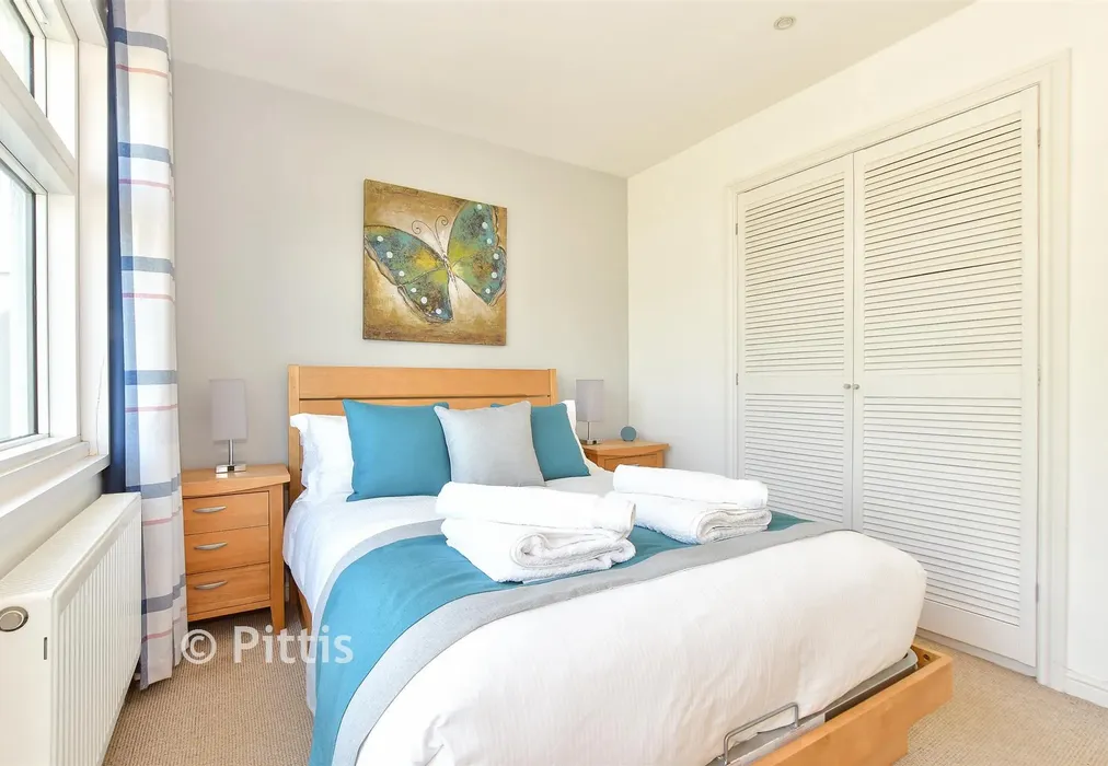 Bedroom 1 - Westbay Club, Norton, Isle of Wight - Wards of Kent
