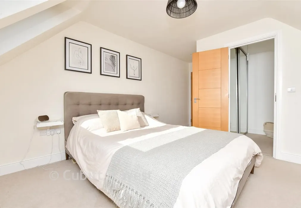 Bedroom 1 - Outwood Lane, Chipstead, Surrey - Wards of Kent