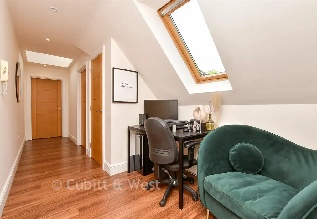 Entrance Hall - Outwood Lane, Chipstead, Surrey - Wards of Kent