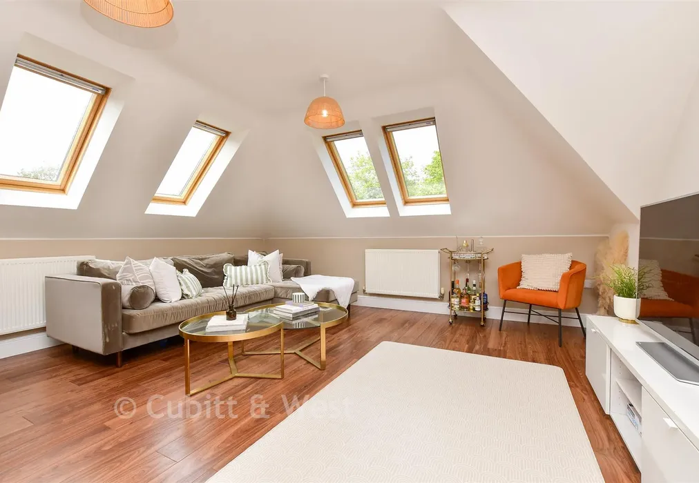 Kitchen / Lounge - Outwood Lane, Chipstead, Surrey - Wards of Kent