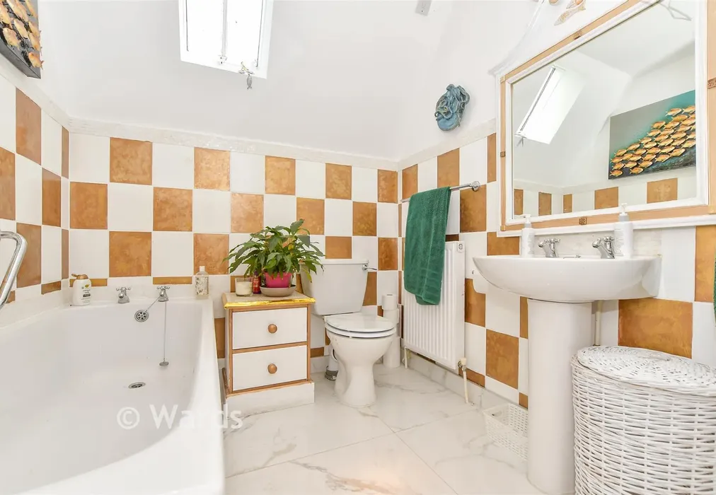 Bathroom - Ingleden Park Road, Tenterden, Kent - Wards of Kent
