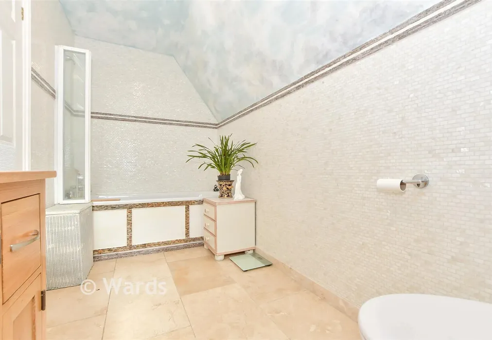 En-Suite Bathroom - Ingleden Park Road, Tenterden, Kent - Wards of Kent