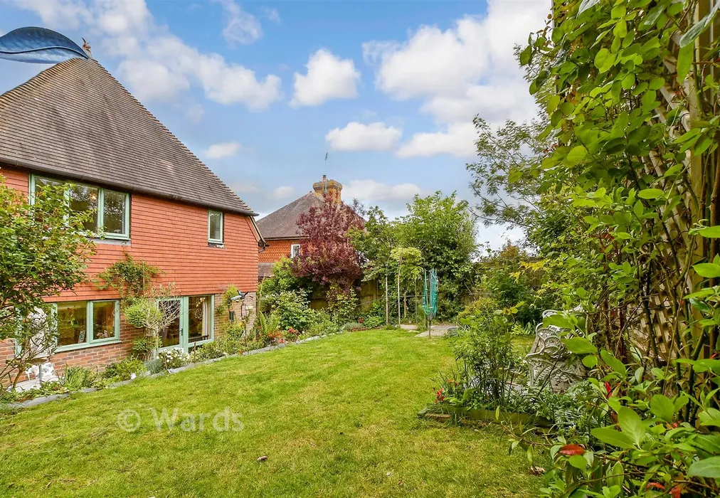 Front Garden - Ingleden Park Road, Tenterden, Kent - Wards of Kent
