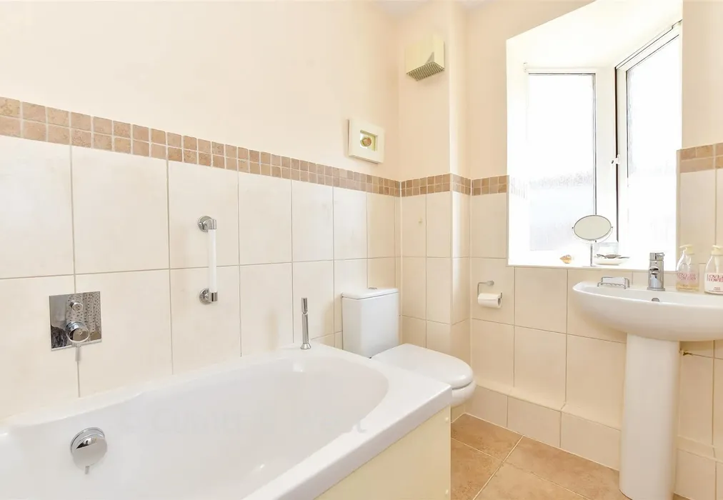 En-Suite Bathroom - Queens Lane, Arundel, West Sussex - Wards of Kent