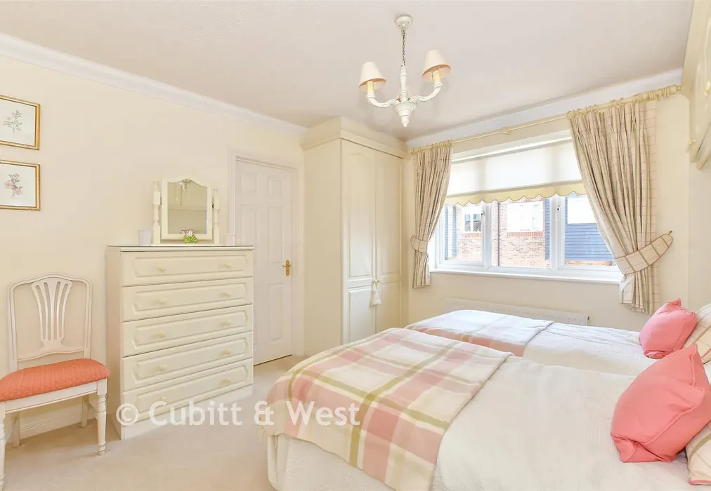 Bedroom 1 - Queens Lane, Arundel, West Sussex - Wards of Kent
