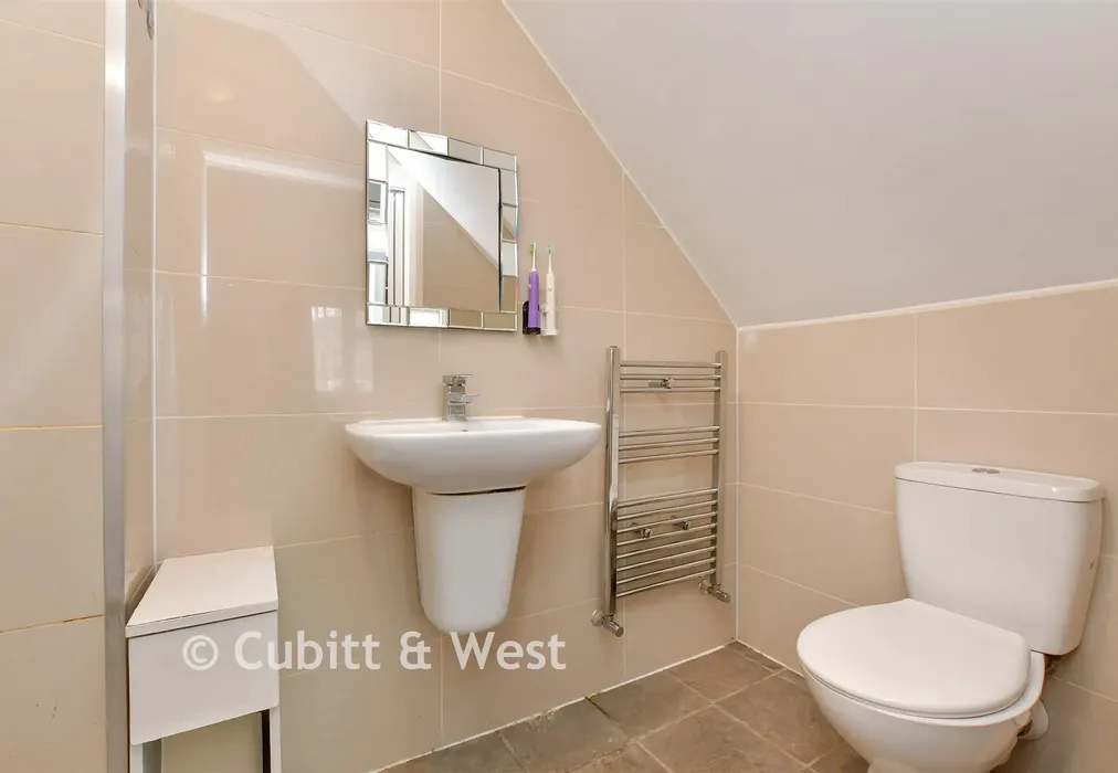 En-Suite - North Downs Road, New Addington, Surrey - Wards of Kent