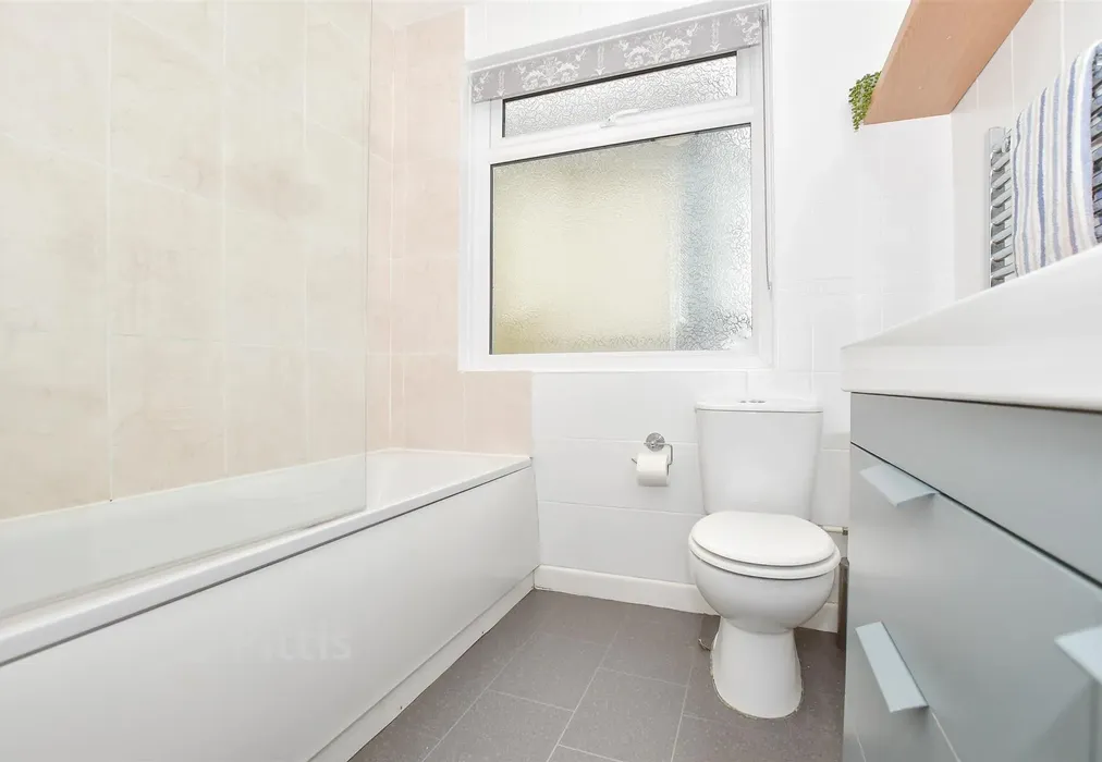 Bathroom - Alexandra Road, Shanklin, Isle of Wight - Wards of Kent
