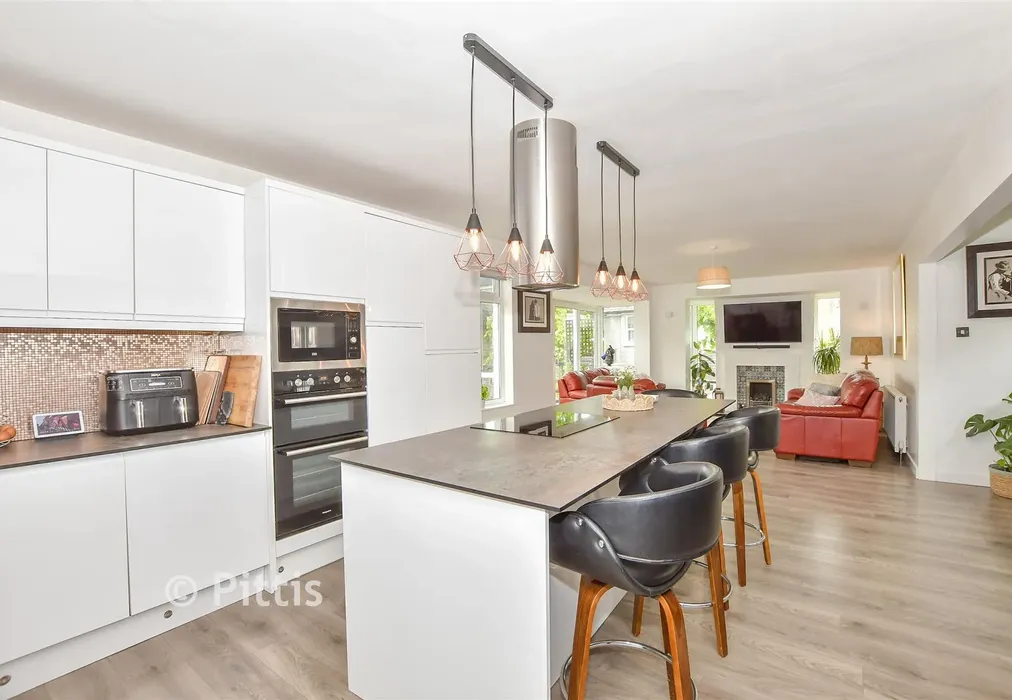 Kitchen - Alexandra Road, Shanklin, Isle of Wight - Wards of Kent