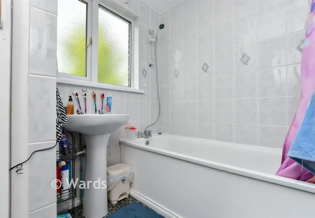 Bathroom - Nash Court Gardens, Margate, Kent - Wards of Kent