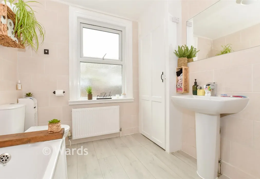 Bathroom - Heathfield Avenue, Dover, Kent - Wards of Kent