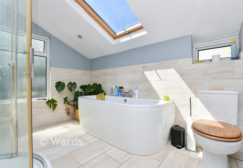 Bathroom - Buckingham Road, Margate, Kent - Wards of Kent