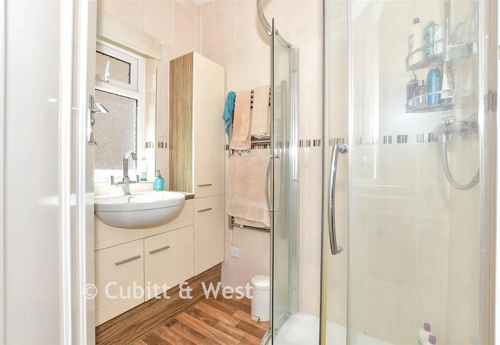 En-Suite - Grand Avenue, Worthing, West Sussex - Wards of Kent