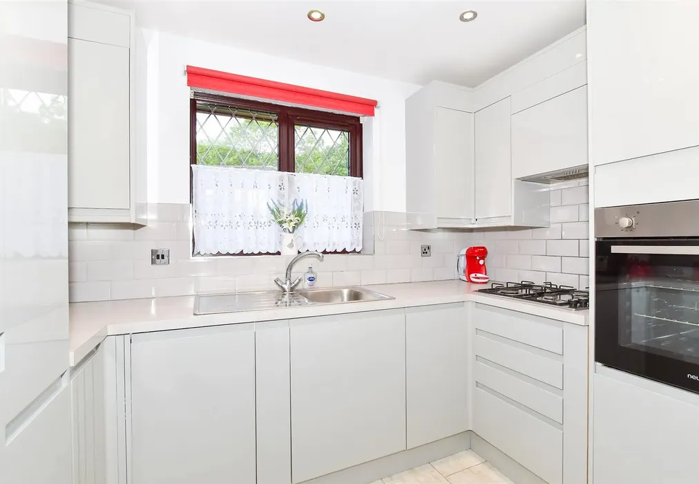 Kitchen - Caernarvon Drive, Maidstone, Kent - Wards of Kent