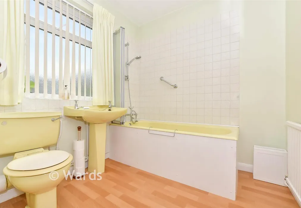 Bathroom - Hurst Close, Tenterden, Kent - Wards of Kent