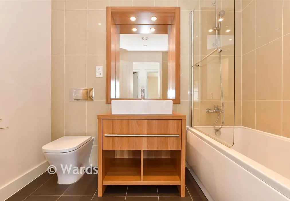 Bathroom - Cannon Street, Deal, Kent - Wards of Kent
