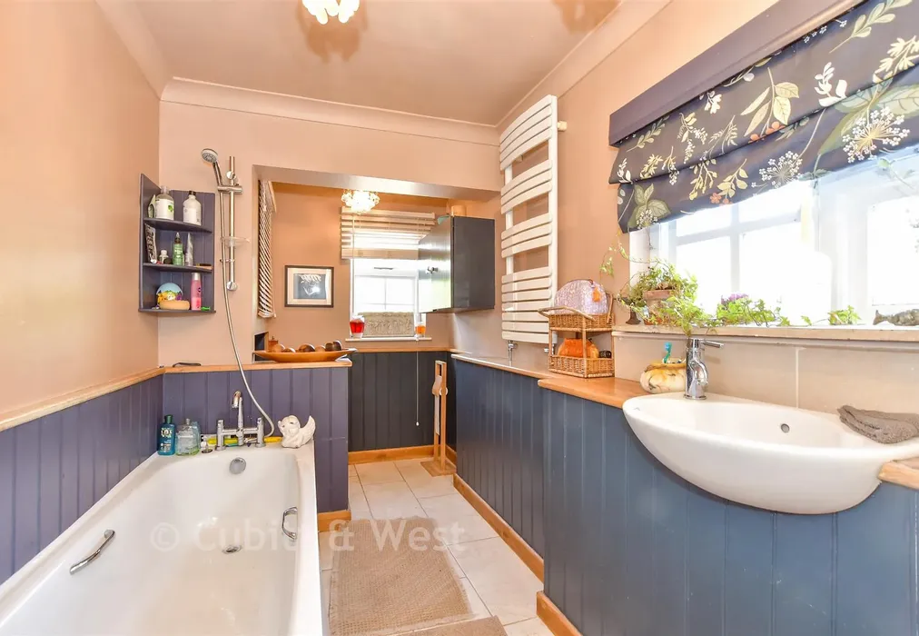 Bathroom - Tarrant Street, Arundel, West Sussex - Wards of Kent