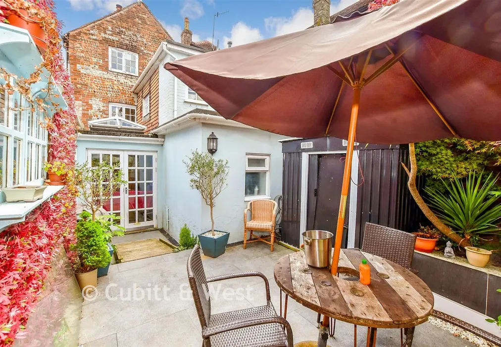 External Lifestyle Photograph - Tarrant Street, Arundel, West Sussex - Wards of Kent