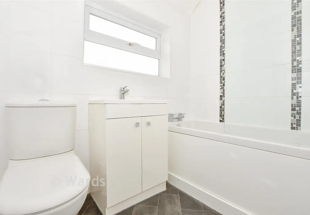 Bathroom - Kent Avenue, Maidstone, Kent - Wards of Kent